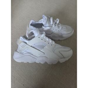Nike Air Women's 7.5 Huarache Sneakers